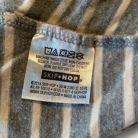 Skip Hop Grab & Go Hide & Chic Nursing Scarf - Picture 7 of 8